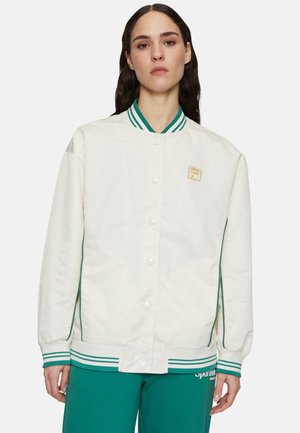 Witte bomberjack met groene accenten, drukknoopsluiting, gestreepte kraag en manchetten, en een klein logo op de borst. Glad materiaal.