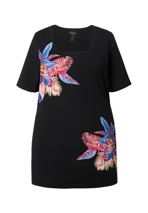 Musta lyhythihainen paita, jossa on neliömäinen pääntie ja värikkäitä trooppisia kukkakuvioita vasemmassa rinnassa sekä oikean alareunan kohdalla.