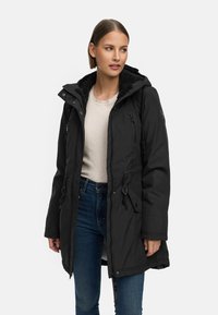 Črn parka plašč z teksturirano kapuco, podloženo s faux krzna, nastavljivimi vrvicami za pas in več žepi z zadrgo.