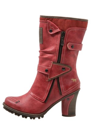 Botte en cuir rouge mi-mollet avec talon superposé, fermeture éclair latérale, sangles décoratives avec boutons-pression noirs et petit logo de cheval embossé près du talon.