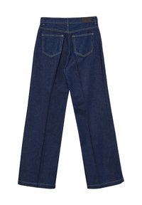Jeans a gamba larga in denim blu scuro con vita media, due tasche posteriori e dettagli di cucitura dorata a contrasto. Nessuna tasca anteriore visibile.