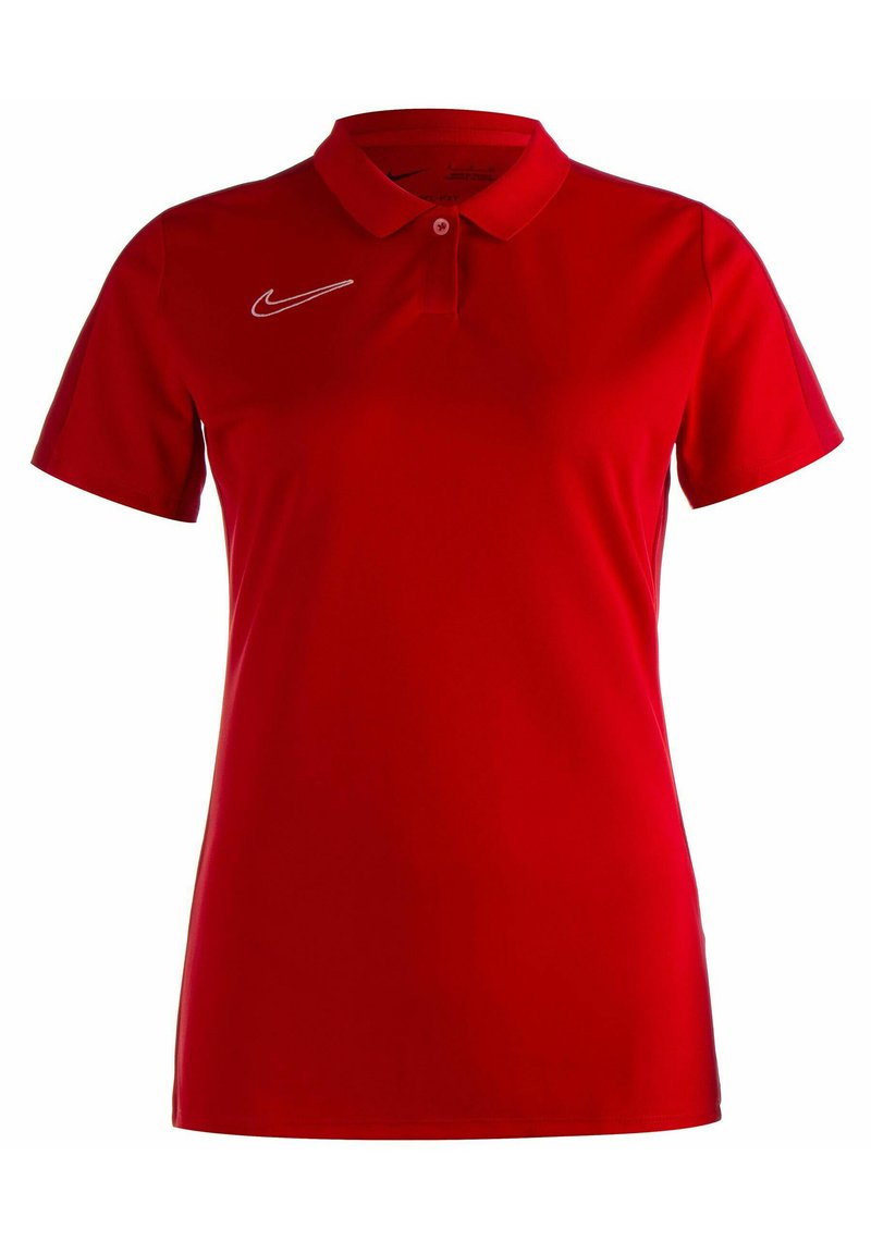 Rotes Nike Polohemd mit kurzen Ärmeln, einer zweiknöpfigen Blende und einem weißen Logo auf der linken Brust. Glatte Textur und taillierte Passform.