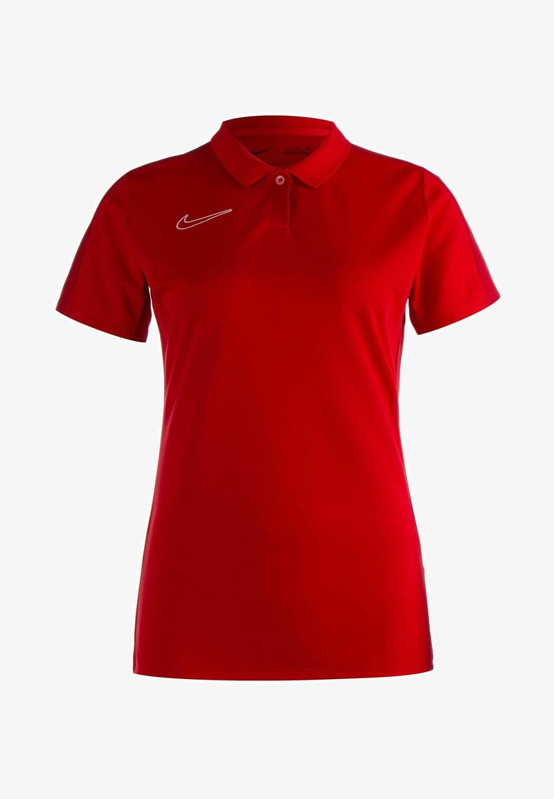 Polo shirt rosso di Nike con maniche corte, una patta a due bottoni e un logo bianco sul lato sinistro del petto. Texture liscia e design aderente.