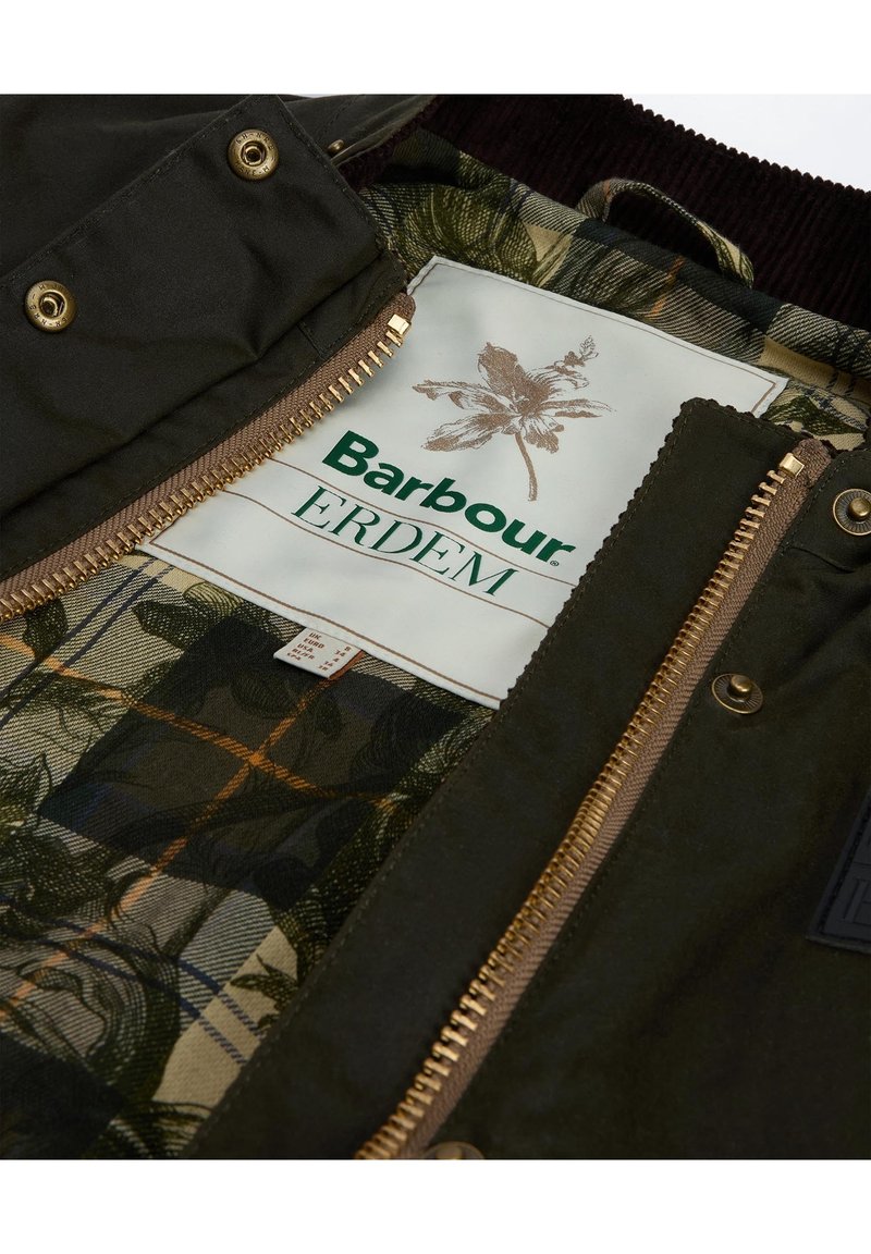 Groene en bruine jas met een bloemrijke voering aan de binnenkant; heeft goudkleurige hardware, gestructureerde stof en een label met de tekst "Barbour ERDEM."
