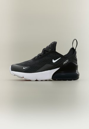 Baskets Nike Air Max 270 noires et blanches avec tige en mesh, talon rembourré, languette de tirage et unité de semelle Air visible, vue latérale sur fond uni.