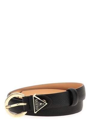 Ceinture en cuir noir texturé avec boucle dorée incurvée et logo triangulaire Guess près de la boucle de fixation sur fond blanc.