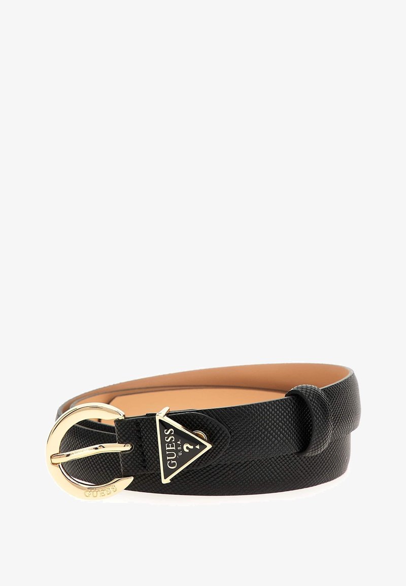 Ceinture en cuir noir texturé avec boucle dorée incurvée et logo triangulaire Guess près de la boucle de fixation sur fond blanc.