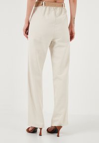 LELA REGULAR FIT - Pantaloni - beige