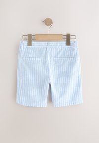 Svetlomodre bombažne kratke hlače z belimi navpičnimi črtami, z ravnim sprednjim delom, dvema zadnjima žepoma in gladko teksturo.