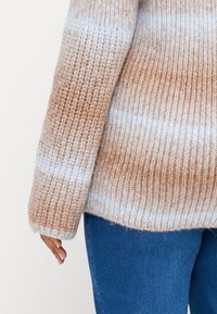 ONLY Carmakoma CARDITTE ROLLNECK  - Camisola - cloud blue/tobacco brown