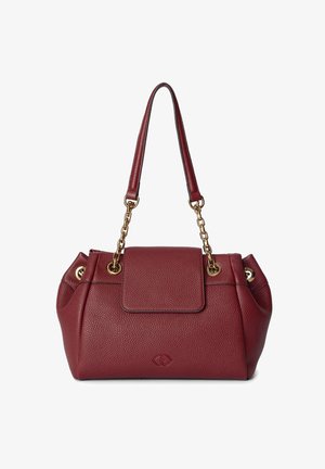 Bolso de mano de cuero burdeos con correas de cadena dorada y cierre con solapa, con un sutil logo en relieve en el frente.