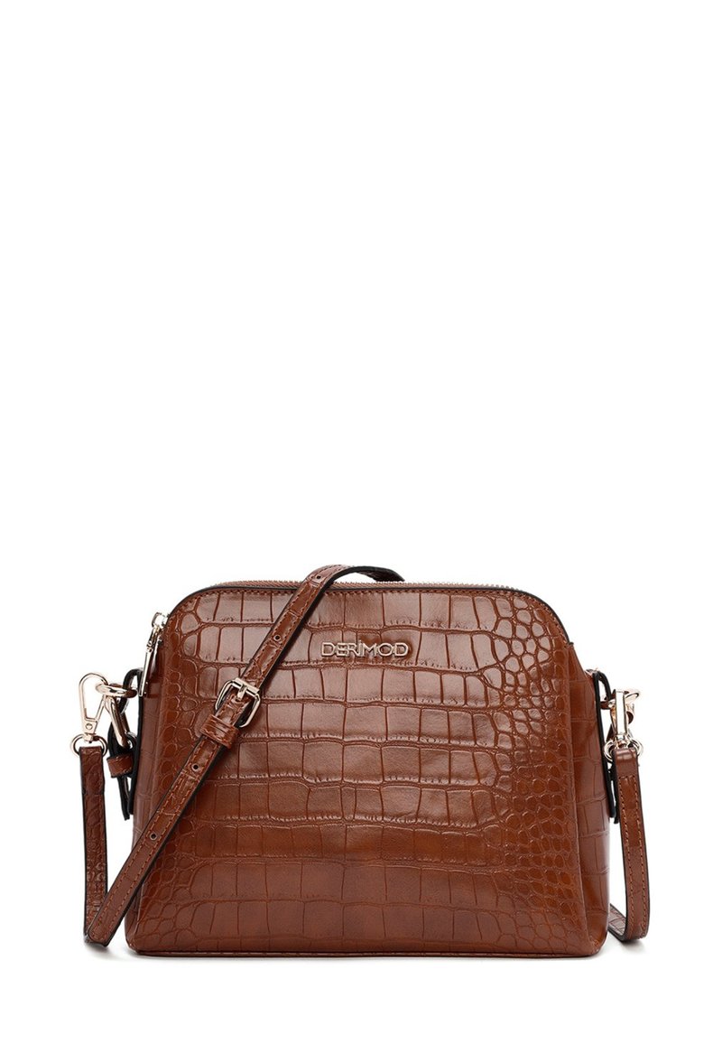 Borsa a tracolla in finta pelle di coccodrillo marrone con forma rettangolare, chiusura con zip, tracolla regolabile e logo metallico del marchio sul davanti.