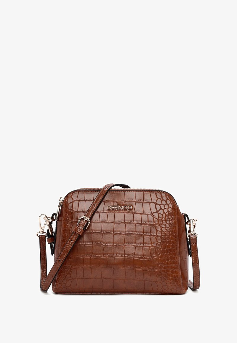 Borsa a tracolla in finta pelle di coccodrillo marrone con forma rettangolare, chiusura con zip, tracolla regolabile e logo metallico del marchio sul davanti.