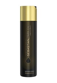 Zwarte fles van Sebastian Dark Oil shampoo met een gouden accentdop. Bevat gouden strepen en details onder "SEBASTIAN" en "LICHTGEWICHT SHAMPOO."