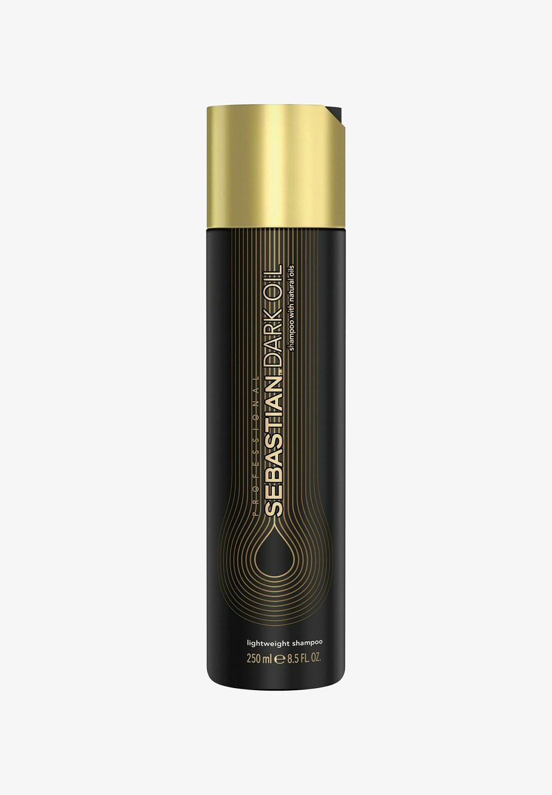 Zwarte fles van Sebastian Dark Oil shampoo met een gouden accentdop. Bevat gouden strepen en details onder "SEBASTIAN" en "LICHTGEWICHT SHAMPOO."