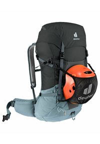 Deuter Wanderrucksack mit oberem Teil in Schwarz und unterem Teil in Hellblau, ausgestattet mit einem Mesh-Rücken, verstellbaren Trägern und einem befestigten orangefarbenen Helmhalter.