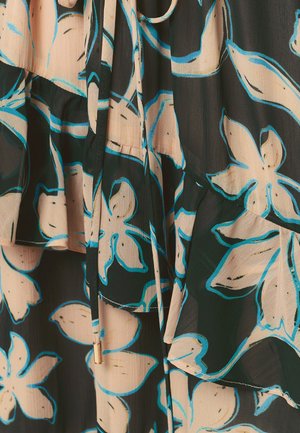 Tissu transparent avec un motif floral beige et turquoise sur fond foncé, présentant des volants superposés et un cordon coulissant pendu avec des embouts dorés.