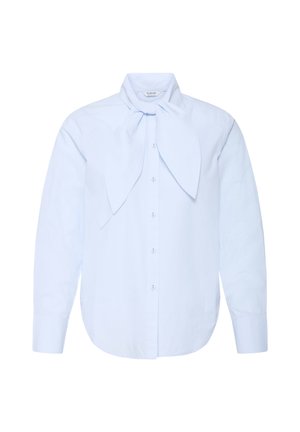 Camisa de manga larga azul claro con botones, gran cuello con lazo atado y dobladillo redondeado, exhibida sobre un fondo blanco.