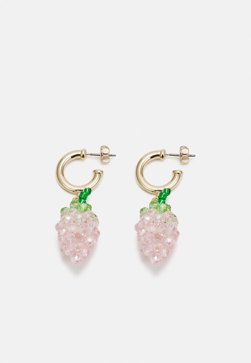 Pendentes de argola dourada com um conjunto de contas de cristal rosa em forma de uvas, decorados com detalhes em contas verdes na parte superior.