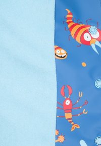 Plavky s světle modrou, texturovanou tkaninou na jedné straně a modrou voděodolnou stranou s barevnými kreslenými mořskými tvory a vzory.