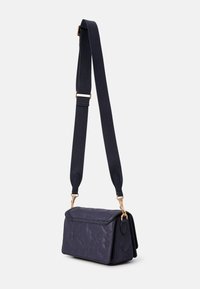 Borsa a spalla trapuntata di colore blu navy con un design strutturato, tracolla a costine, accessori in oro e accenti laterali a contrasto.