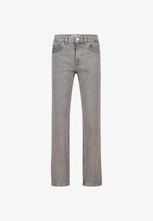 Sudadera con capucha gris claro con un bolsillo tipo canguro, que presenta un logo de montaña naranja. Combinada con vaqueros holgados gris oscuro y zapatillas blancas.