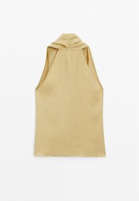 Top beige sans manches avec un design à capuche, des emmanchures larges et une texture lisse et douce. Style simple et minimaliste.