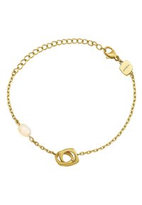 Zlatý řetízkový náramek s lesklým obdélníkovým přívěskem a bílou perlovou korálkou, se zapínáním na krabí háček a brandingovou štítkou.