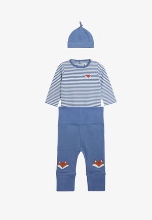 Blåstribet langærmet babyoutfit med matchende bukser, der har ræveansigt-spatches på knæene og en blå hat med en knude på toppen.
