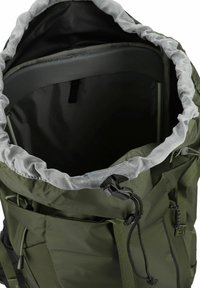 Mörkgrön ryggsäck tillverkad av slitstark tyg. Har en grå tygöppning med elastisk stängning och ett internt fack, designat för förvaring.