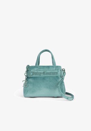 Turquoise velvet håndtaske med et håndtag på toppen og aftagelig rem. Har prægede "Juicy Couture" logo og en charm-detalje. Glat tekstur.
