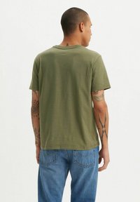 Levi's® SS POCKET EVERGREEN SLUB - T-shirts basic - moss olive