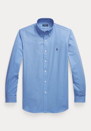 Ανοιχτό μπλε πουκάμισο με μακριά μανίκια και κουμπιά, με γιακά που κλείνει με κουμπιά και μικρό κέντημα με σκούρο μπλε λογότυπο αλόγου στο αριστερό στήθος.