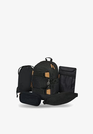 Set aus schwarzen Taschen, darunter ein Rucksack mit braunen Akzenten, eine Kordeltasche, ein faltbarer Organizer, ein Federmäppchen und eine Bauchtasche mit Markenlogo.