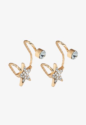 Gouden oorbellen met een gedraaide draaddesign, stervorm met strasaccenten en een heldere kristal bovenop elk stuk.