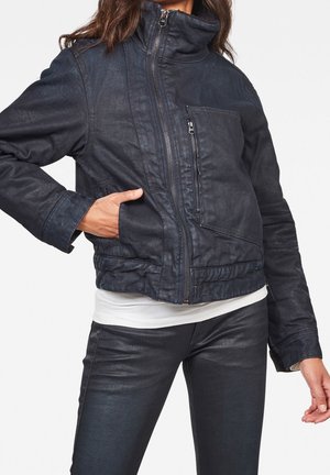 Donkerdenim jack met hoge kraag, ritssluiting en voorkantzak. Heeft een tekstuurafwerking en een cropped ontwerp met elastische onderrand.