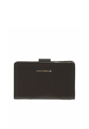 Cartera de piel negra con cierre de broche, acabado texturizado y logotipo dorado COCCINELLE en el frente.