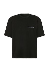 Zwart katoenen T-shirt met korte mouwen, ronde hals en het 'CPH STUDIOS' logo in het wit op de linker voorkant. Soepele textuur.