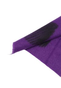Sciarpa di lana viola con superficie testurizzata e dettaglio di design nero. I bordi sono leggermente sfrangiati, aggiungendo un tocco informale.