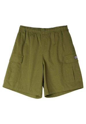 Shorts cargo vert olive avec ceinture élastique, deux grandes poches latérales à rabat et un petit écusson logo sur la poche droite.