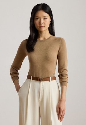 Rjavo lahkotno pulover z dolgimi rokavi, okroglim izrezom in rebrastimi manšetami, kombiniran s kremnimi hlačami širokih nogavic ter rjavim pasom z zlatim zaponko RL.