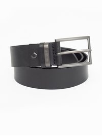 Cinturón de cuero negro con una textura suave, hebilla rectangular de plata y un lazo metálico para ajuste. Presenta un sutil detalle de marca.