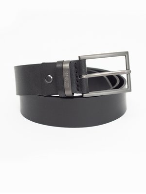 Cintura in pelle nera con superficie liscia, fibbia rettangolare in argento e un anello metallico per la regolazione. Presenta un dettaglio del marchio discreto.