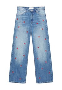 Jean bleu à jambes larges avec de petites broderies de cerises rouges dispersées sur le devant et le dos, bouton en métal et design à cinq poches.
