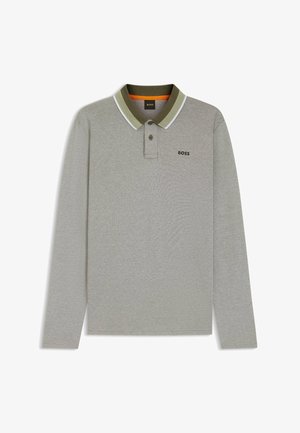 Langarm-Polohemd in Hellgrau. Mit einem kontrastierenden dunkelgrünen Kragen und weißen Akzenten, sowie einem kleinen schwarzen Logo auf der Brust.