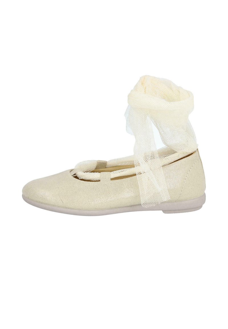 Bailarinas en material dorado metálico con una textura suave. Cuentan con un delicado lazo de color amarillo claro y un diseño de punta redondeada.