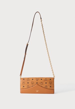 Sac bandoulière en cuir marron avec motif logo, bandoulière chaîne dorée et section en cuir ajustable sur fond blanc.