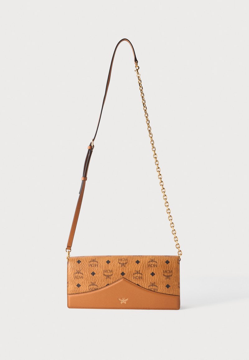 Sac bandoulière en cuir marron avec motif logo, bandoulière chaîne dorée et section en cuir ajustable sur fond blanc.