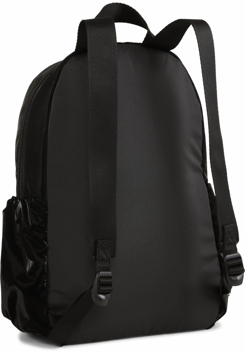 Schwarzer Rucksack mit einer glatten, matten Oberfläche, ausgestattet mit breiten Trägern und Seitentaschen mit glänzender Textur. Mit Reißverschluss oben.