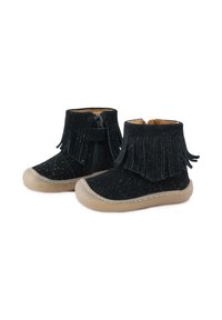 Botines de ante negro con acentos de flecos, que presentan un acabado texturizado y una suela suave. Cierre de cremallera lateral para ponerlos y quitarlos fácilmente.